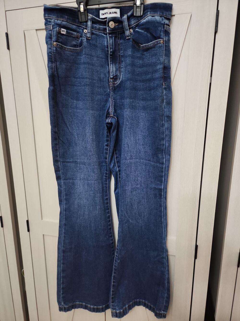 DKNY Ladies Jeans Flared Legs SIZE 28 Comfortable Trendy Y2K